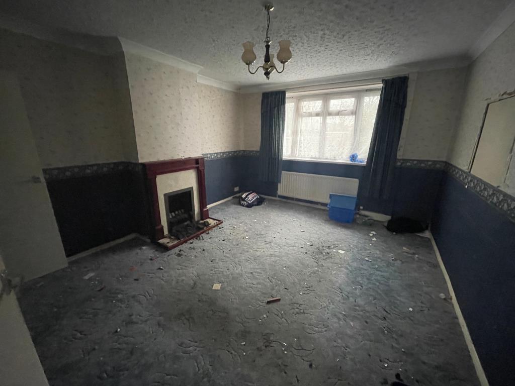 Lot: 35 - THREE-BEDROOM SEMI-DETACHED HOUSE IN POPULAR LOCATION - Living room